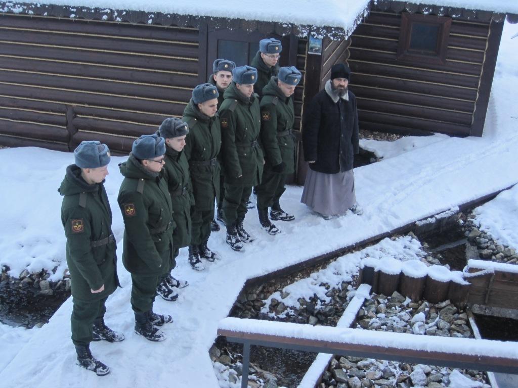 Поездка солдат в храм
