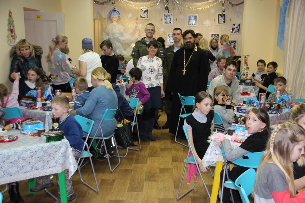 Детский рождественский утренник в социальных центрах