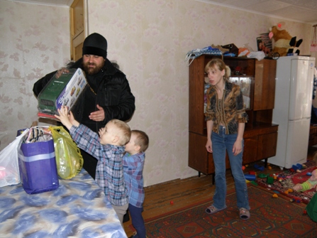 Пасхальные подарки многодетным и малообеспеченным семьям