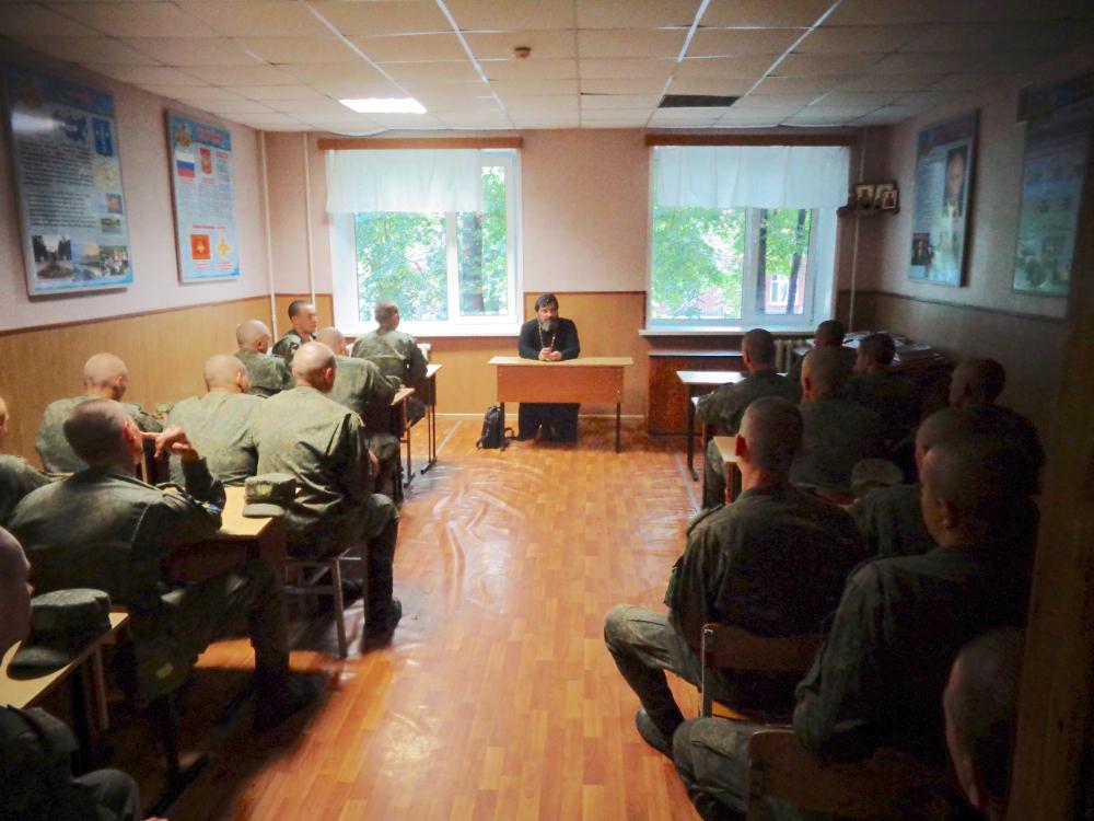 Военнослужащие в Казанском храме деревни Грайвороны