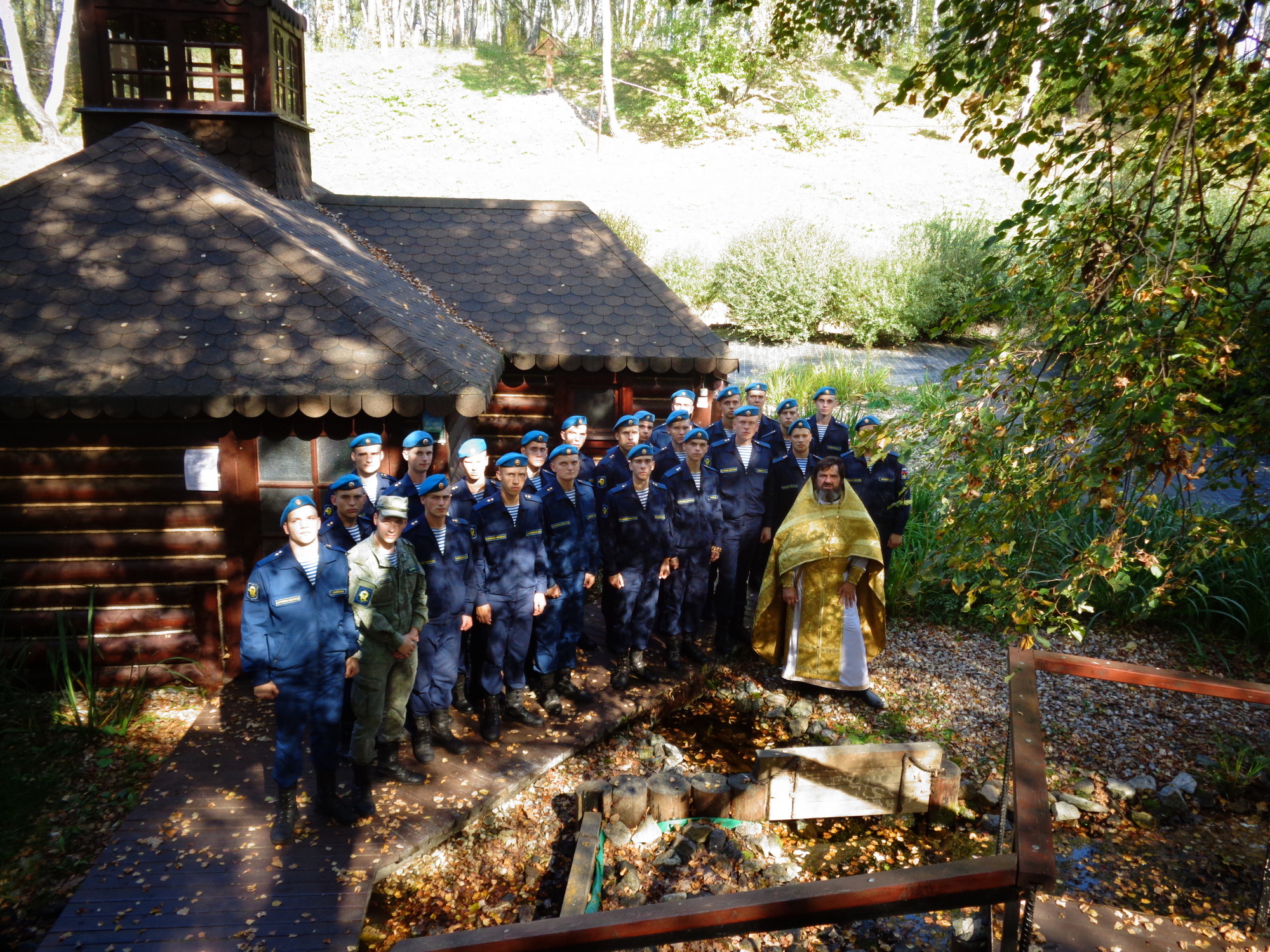Военнослужащие в Казанском храме деревни Грайвороны