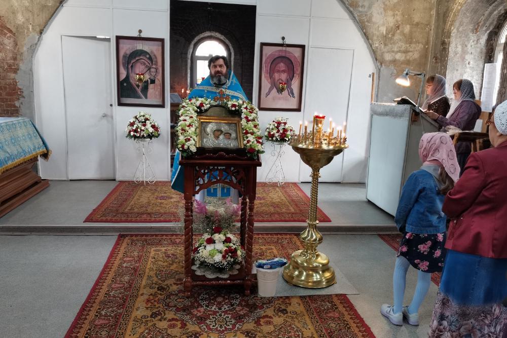 Престольный праздник в Казанском храме деревни Грайвороны