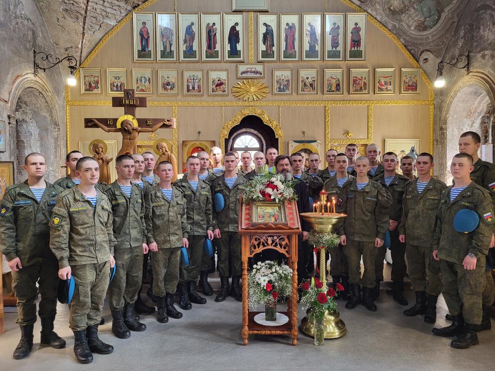 Встреча с военнослужащими в Казанском храме в Светлы праздник Пасхи деревни Грайвороны.