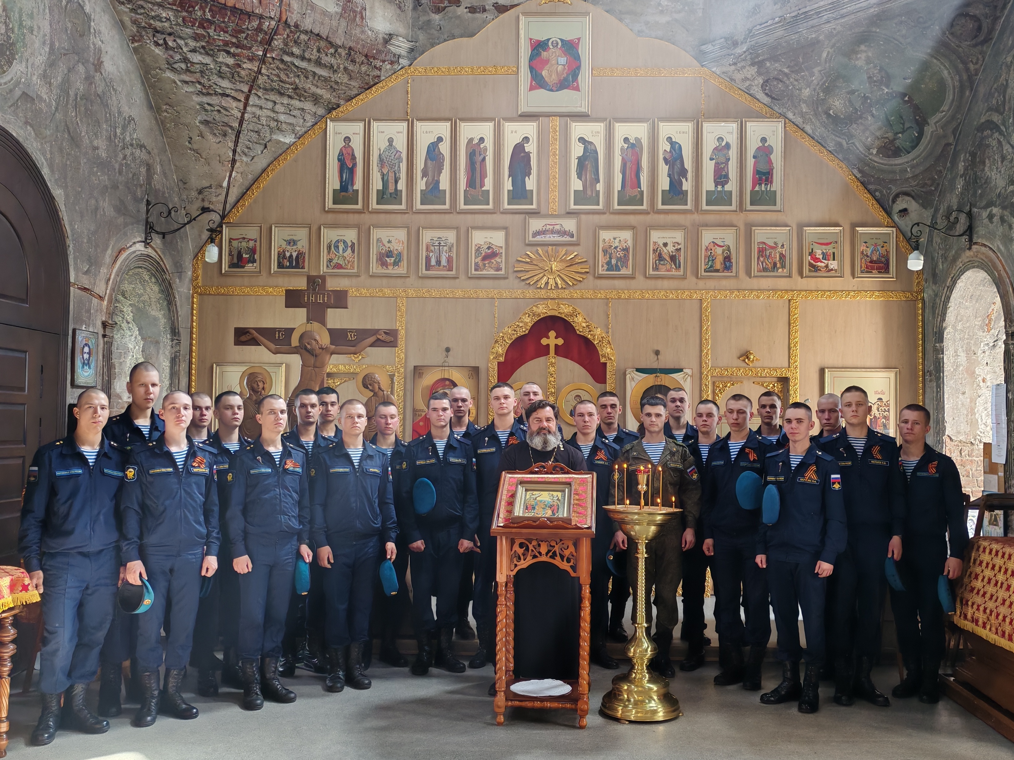 Встреча с военнослужащими в Казанском храме деревни Грайвороны.