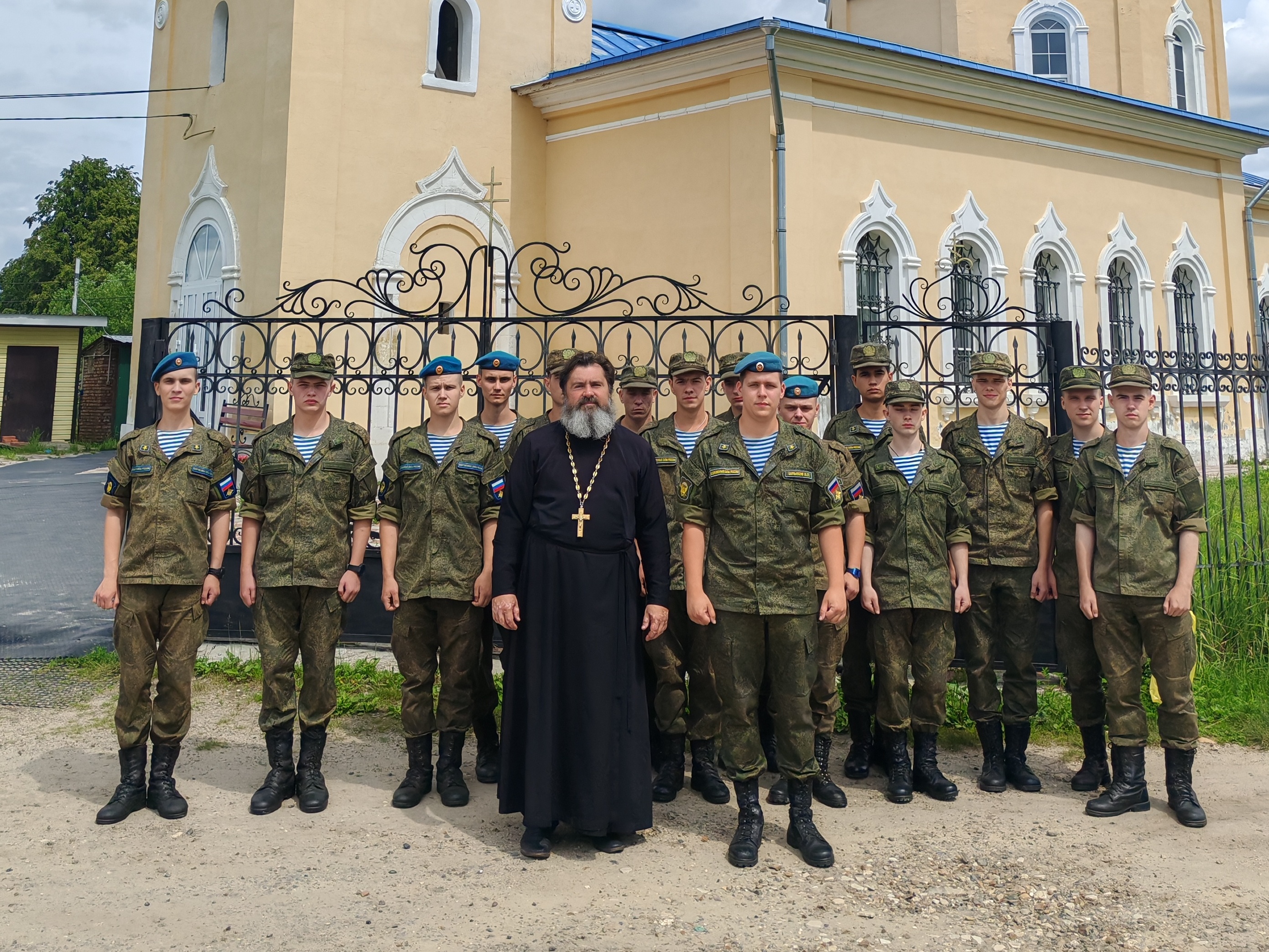Встреча с военнослужащими в Казанском храме д. Грайвороны в День памяти и скорби.