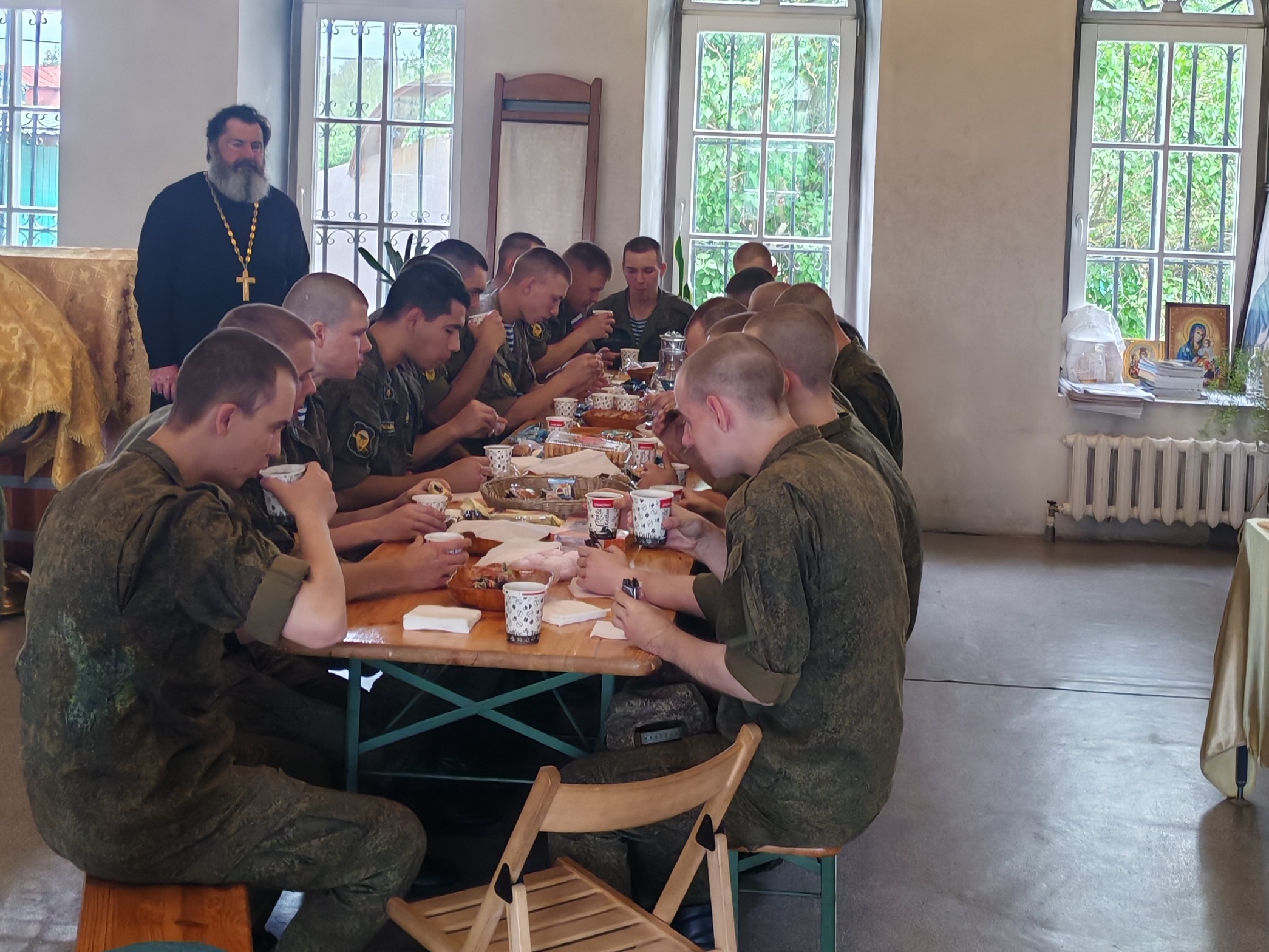 Встреча с военнослужащими в Казанском храме д. Грайвороны в День памяти и скорби.