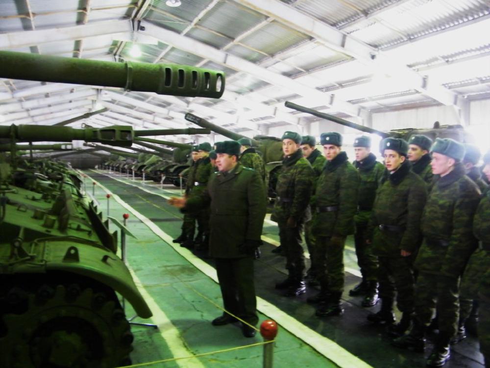 Поездка военнослужащих в Музей БТ вооружения и техники