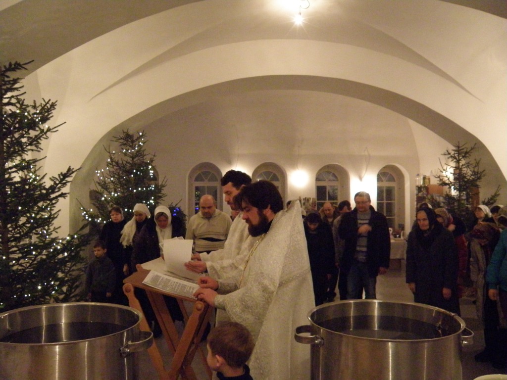 В ночь на 19 января в Казанском храме д. Грайвороны прошла Божественная Литургия