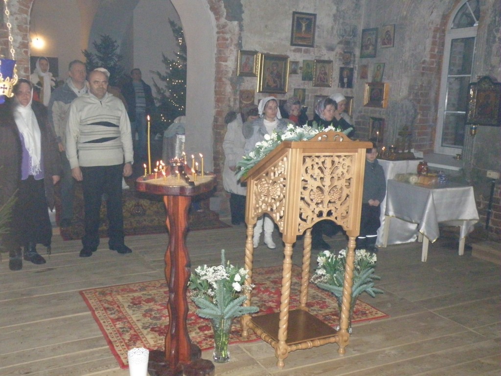 В ночь на 19 января в Казанском храме д. Грайвороны прошла Божественная Литургия