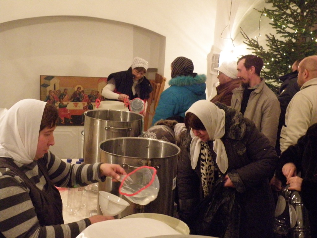 В ночь на 19 января в Казанском храме д. Грайвороны прошла Божественная Литургия