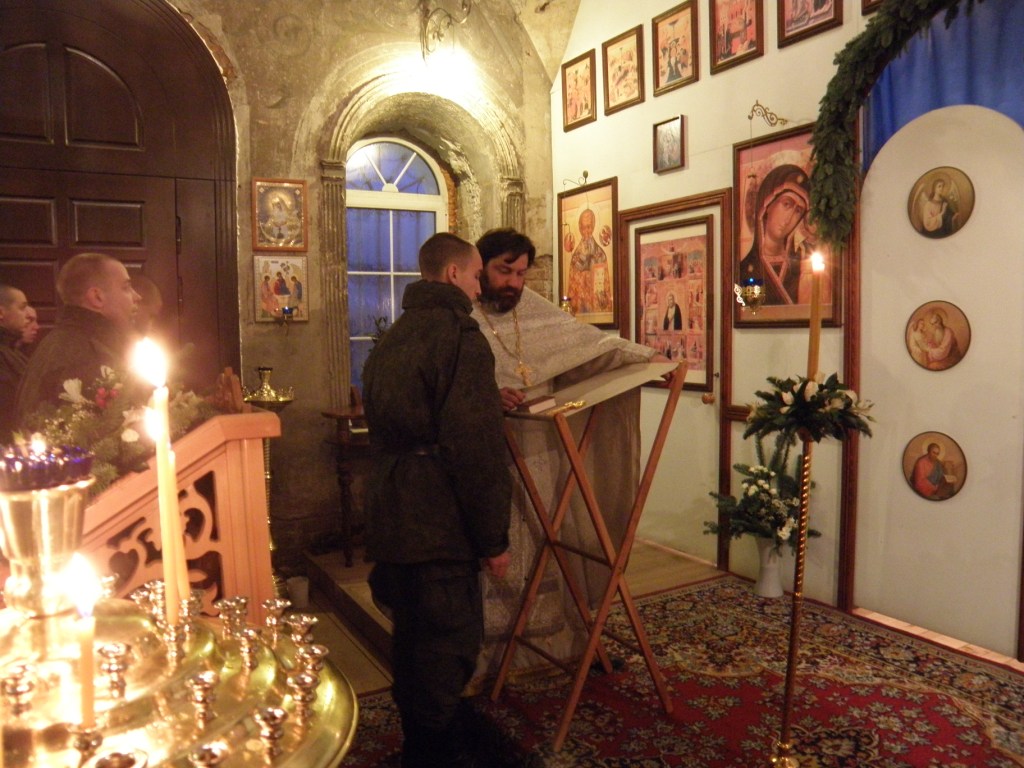 Посещение солдатами храма