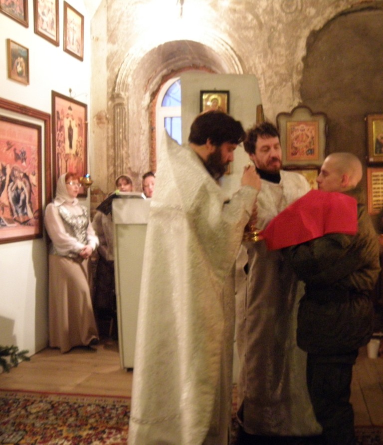 Посещение солдатами храма