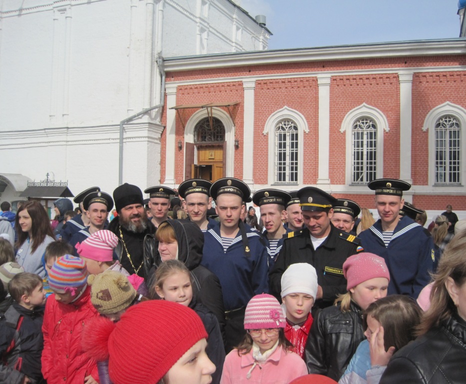 Матросы срочной слуюбы на Пасхальных мероприятиях