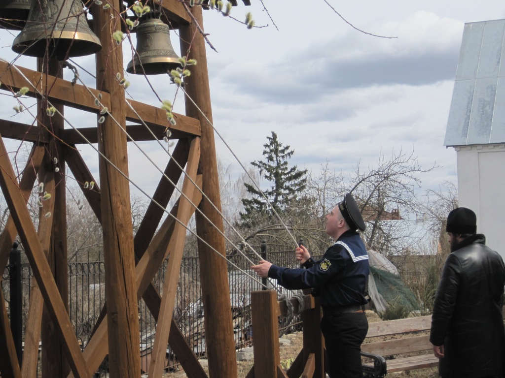 Матросы срочной слуюбы на Пасхальных мероприятиях