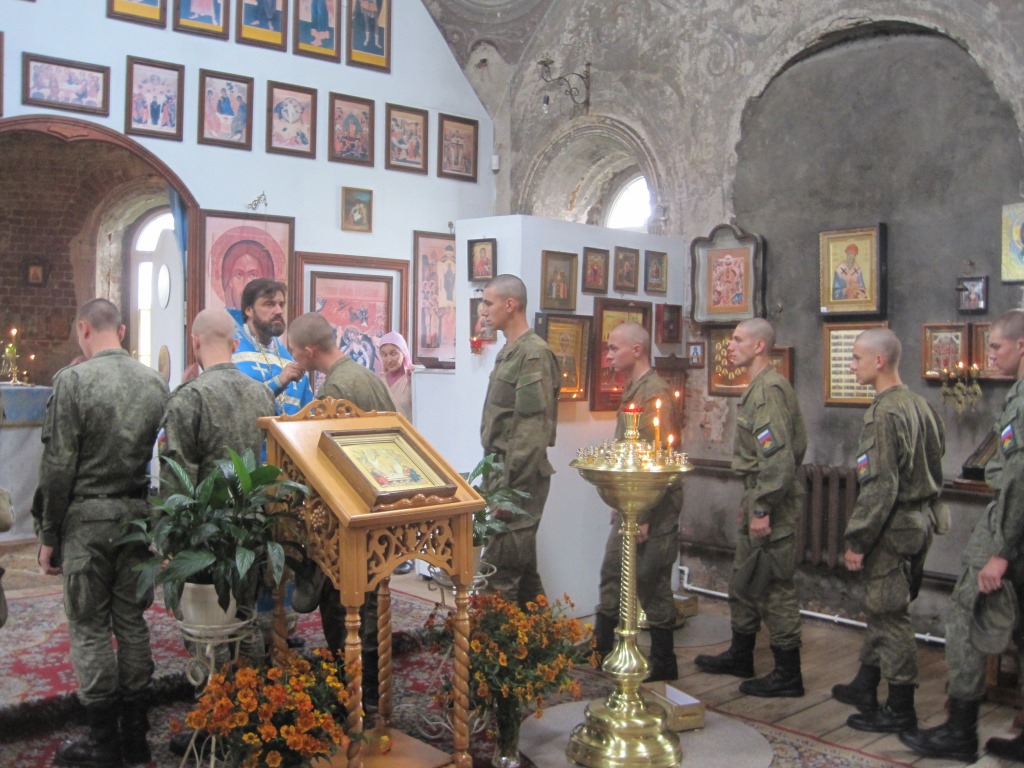 Поездка солдат в храм