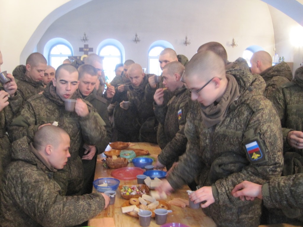 Беседа с солдатами и поездка в храм